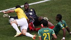 Kamerunský branká� Charles Itandje hasí nebezpe�í p�ed svoji brankou.