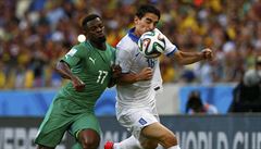 Sprinterský souboj. Serge Aurier (vlevo) a Lazaros Christodoulopoulos.