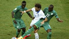 Giorgios Samaras mezi dv�ma protihrá�i.