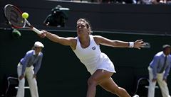 Záhlavová-Strýcová se natahuje po tkém míi.