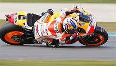 A k zemi! Marc Márquez pi prjezdu zatákou.