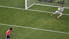 Julio Cesar lapí penaltu Mauricia Pinilly.