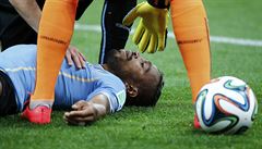 Uruguayec Álvaro Pereira leí na trávníku po úderu kolenem do hlavy. Za pár...