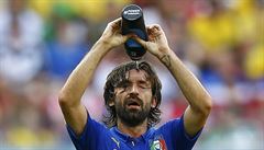 Italský záloník Andrea Pirlo vydýchává prohru s Kostarikou.
