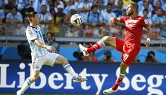 Argentinec Lionell Messi v souboji s íránskou defenzivou.