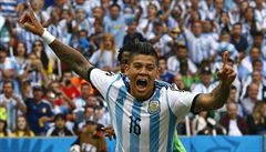 Marcos Rojo slaví vít�zný gól v utkání s Nigérií.