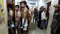 Nábor do �ad irácké armády. Dobrovolníci musí podstoupit léka�ské vy�et�ení.