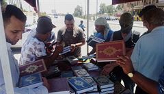 Mosul v rukách d�ihádist�. �lenové sít� ISIL rozdávají tamním obyvatel�m korán.