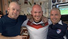 Steve Swanson a Reid Wiseman museli na Mezinárodní vesmírné stanici (ISS)...