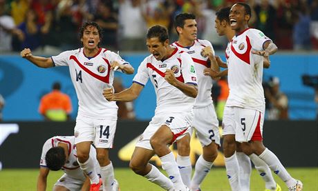 Jsme tam! Kostarití fotbalisté se radují z postupu do tvrtfinále.