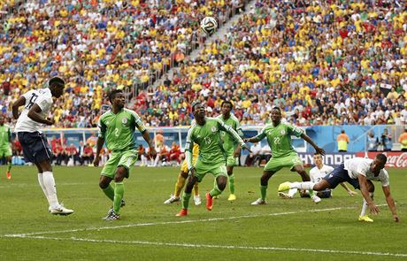 Paul Pogba stílí první gól Francie v osmifinále proti Nigérii.