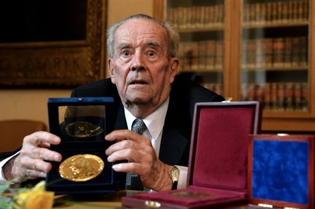 Uznávaný endokrinolog Vratislav Schreiber ukazuje pamětní medaili Univerzity...