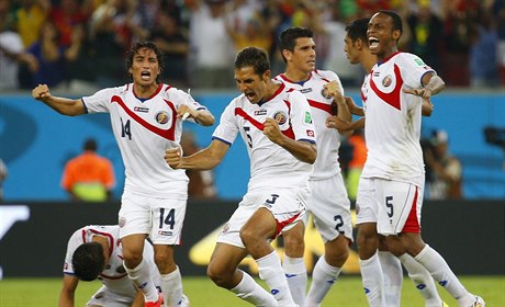 Jsme tam! Kostarití fotbalisté se radují z postupu do tvrtfinále.
