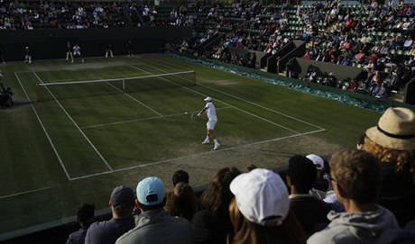 Tomá Berdych bojoval ve Wimbledonu proti Marinu iliovi jet po pl desáté...