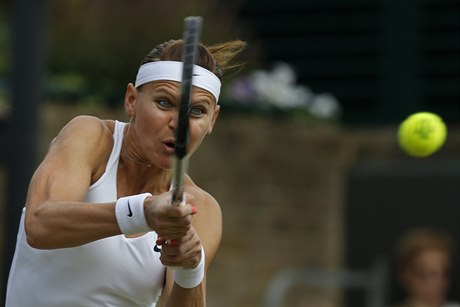 Lucie Šafářová odpaluje míč v osmifinále Wimbledonu proti Lucii Smitkové.