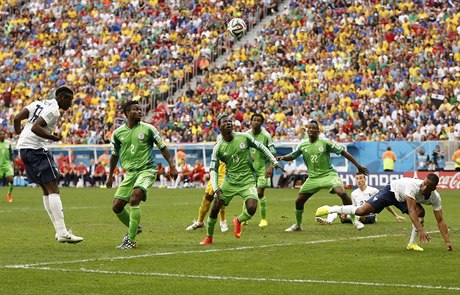 Paul Pogba stílí první gól Francie v osmifinále proti Nigérii.