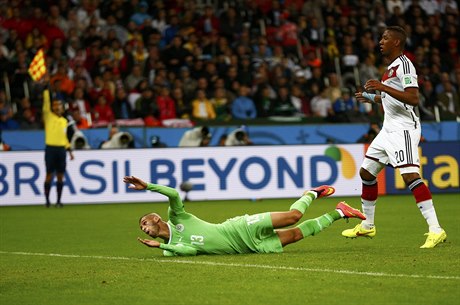 Islam Slimani padá v utkání proti Nmecku.