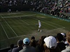 Tomá Berdych bojoval ve Wimbledonu proti Marinu iliovi jet po pl desáté...