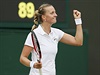Petra Kvitová slaví postup do tvrtfinále Wimbledonu.