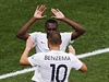 Paul Pogba se raduje s Karimem Benzemou z prvního gólu proti Nigérii.
