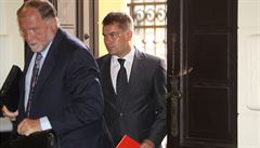 Marek Dalík p�ichází se svým advokátem Tomá�em Sokolem (vlevo) k M�stskému...
