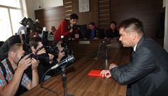 Marek Dalík, n�kdej�í pravá ruka Mirka Topolánka, v oble�ení fotograf�.