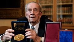 Uznávaný endokrinolog Vratislav Schreiber ukazuje pamtní medaili Univerzity...