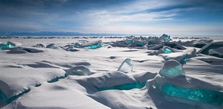 Tyrkysov led na ruskm jezeru Bajkal.
