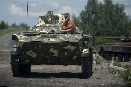 Ukrajinský výsadká sedí v APC na kontrolním stanoviti u Slavjansku na...