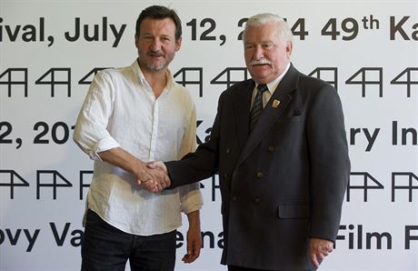 Lech Walesa (vpravo) a jeho filmový pedstavitel, herec Robert Wieckiewicz...