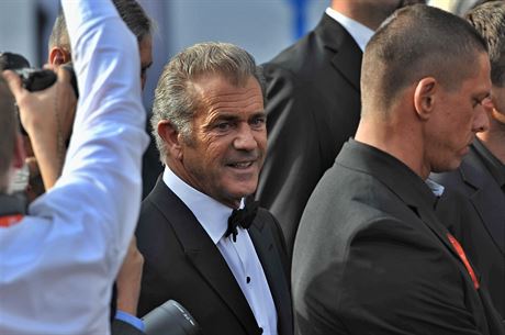 Hollywoodsk herec, reisr a producent Mel Gibson pichz po ervenm koberci...