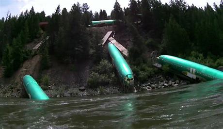 Nákladní vlak pi vykolejení v americkém stát Montana "vytrousil" do eky...