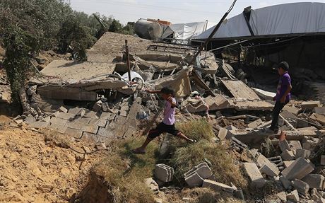 Palestinci prohlíejí trosky dom znieného pi zákroku Izraelc poblí Rafahu...