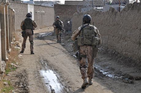 etí vojáci hlídkují v afghánském Bakrámu (archivní snímek).