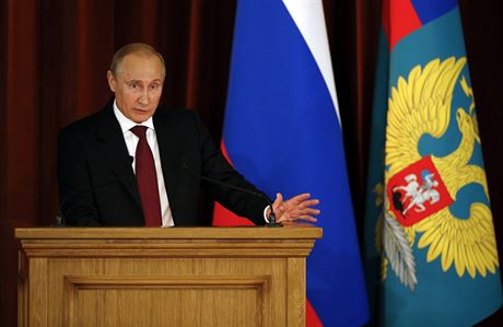 Vladimir Putin pi svém projevu ped diplomaty.