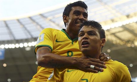 Paulinho (vlevo) a Thiago Silva oslavují gól do sít Kolumbie.