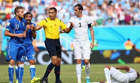 Rozhodí Marco Rodríguez v utkání mezi Itálií a Uruguayí.