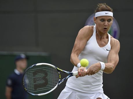 Lucie afáová se ve tvrtfinále Wimbledonu bije proti Jekatrin Makarovové.