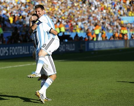 Angel di María zvedá do vzduchu Lionela Messiho. Argentina slaví vítzný gól...