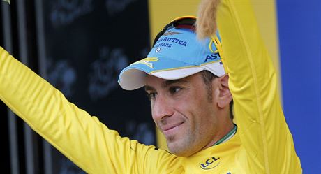Italský cyklista Vincenzo Nibali uhájil lutý trikot pro lídra Tour de France i...