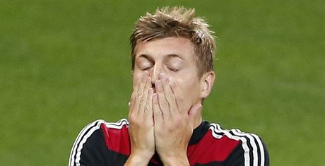 UNMGLICH. Nmeck fotbalista Toni Kroos jako by nemohl uvit, e dal Brazlii...