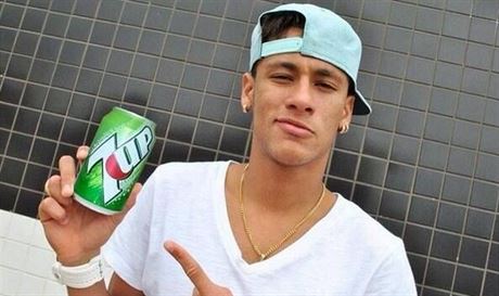Zrann Neymar se na Twitteru objevil s plechovkou limondy 7Up.