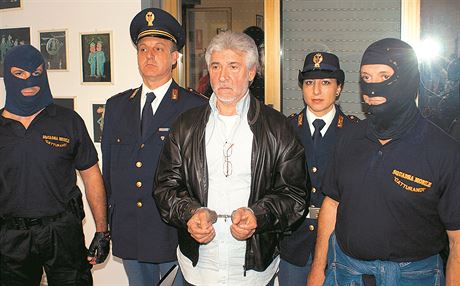 Italská policie se proti mafii snaí bojovat. Na snímku zatený sicilský boss...
