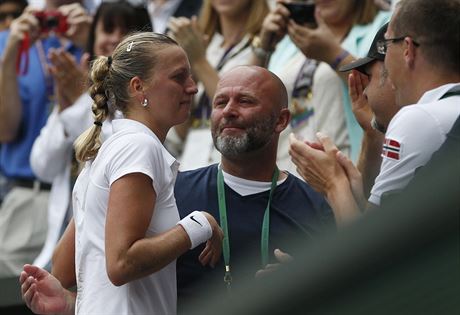Petra Kvitová v slzách dkuje své rodin a trenéru Davidu Kotyzovi.
