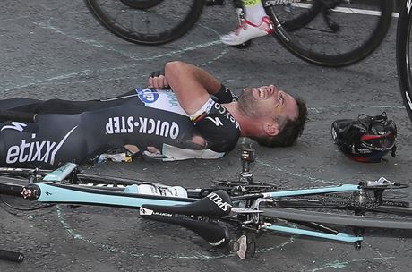 Mark Cavendish v bolestivé grimase po pádu na Tour de France.