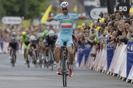 Ital Vincenzo Nibali ze stáje Astana slaví první etapový triumf na Tour v...