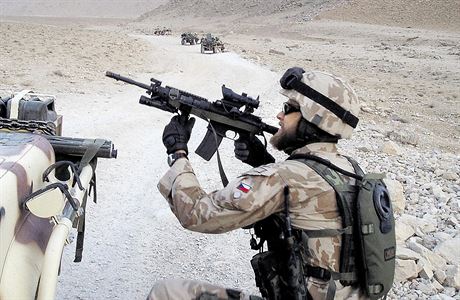 eský voják pi pesunu terénem v Afghánistánu.