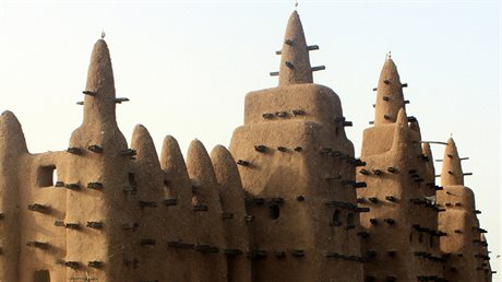 Jedinená hlinná architektura Timbuktu pitahuje pozornost turist.