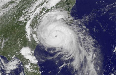 Satelitní snímek hurikánu Arthur.