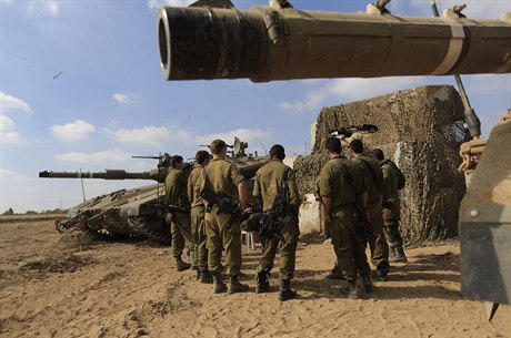Izraeltí vojáci míí na Pásmo Gazy.
